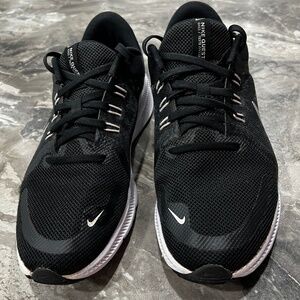 NIKE womens Black sneakers tennis shoes size 9